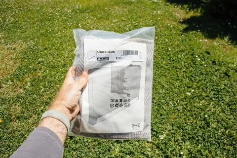 Green garden background with new SODERHAMN Ikea Cover for armrest in the package Foto stock