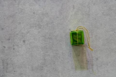 Green Gift Box with Gray Cemented Background Foto stock