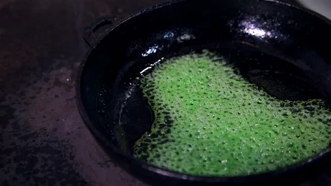 Green glaze is preparing on a hot frying pan. Video stock 88944653
