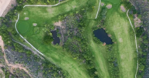 Green golf course, aerial view putting green. Vídeos de archivo 128283183