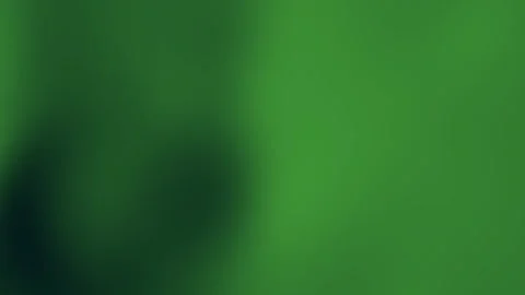 Green gradient background, dark left, light right.  Vidéo 287982970