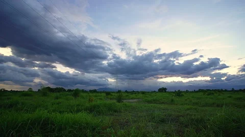 Green grass field and dramatic sky timelapse 库存影片 337639694