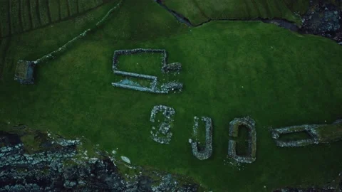 Green grass fields of Faroe Islands Vidéo 142706967