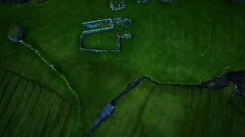 Green grass fields of Faroe Islands Vídeo Stock 144631173