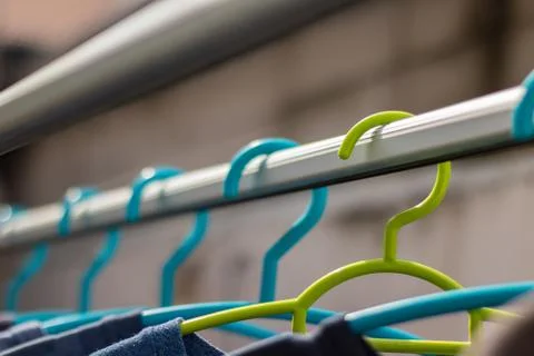 Green hanger Plastic In the clothes array with a blue hanger Plastic. 스톡 사진