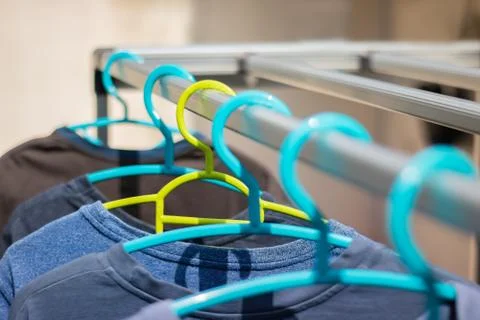 Green hanger Plastic In the clothes array with a blue hanger Plastic. Foto stock
