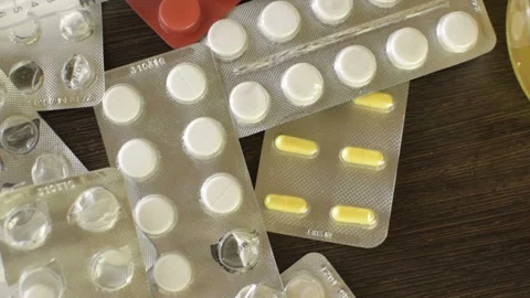 Green herbal tea with lemon. Tablets on the table. Epidemic flu. Hd Stockbeeldmateriaal 98400751