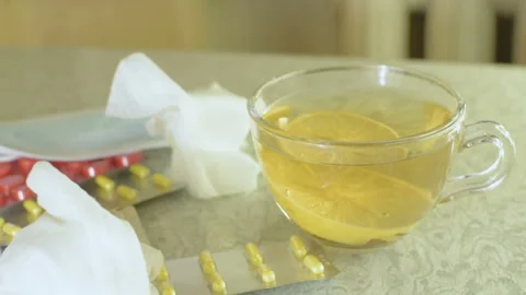 Green herbal tea with lemon. Tablets on the table. Epidemic flu. HD Vídeo Stock 98400971