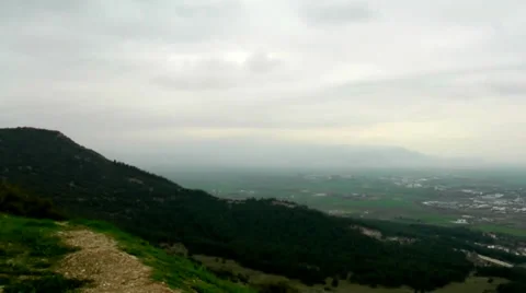 A green hill on a cloudy afternoon. Vídeos de archivo 35884330