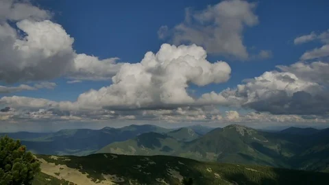 Green hills with shadows from the clouds in Carpathian Mountains timelapse Vídeos de archivo 77618042