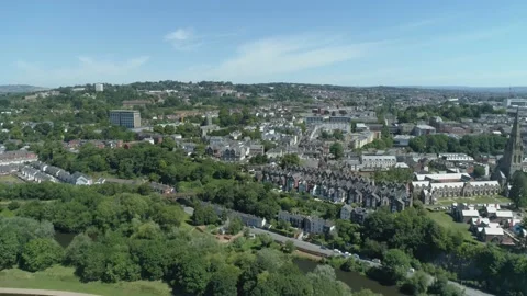 Green hilly vista of Exeter, Devon. College building and church stand out Vidéo 142171904