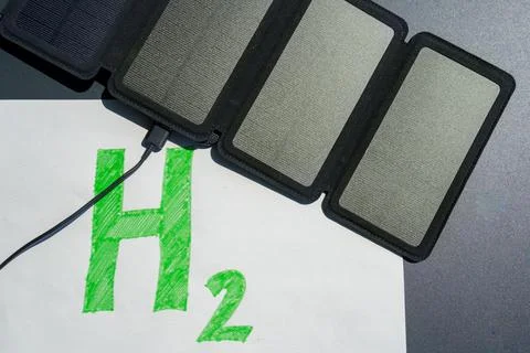 Green hydrogen concept. Solar panel connected to H2 text, symbolizing the Stock-Fotos