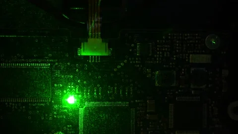 Green laser light work on electronic circuit boards Vídeos de archivo 183436373