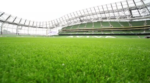 Green lawn of empty stadium Aviva Vídeos de archivo 1065330