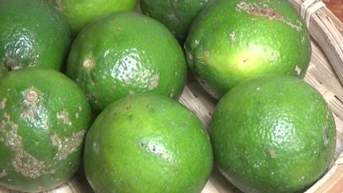 Green lemon on the plate 库存影片 328493025