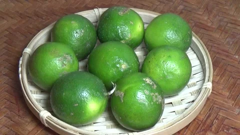 Green lemon on the plate 库存影片 328493963