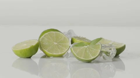 Green lemons with ice cubes 4k 스톡 동영상 75224819