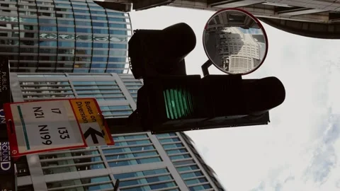 Green light city reflection Vidéo 318548894