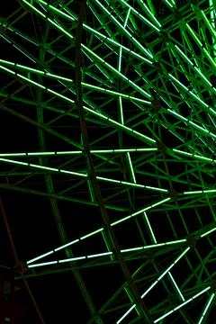 Green light fluorescent on structure of ferris wheel with dark night backgr.. Foto stock