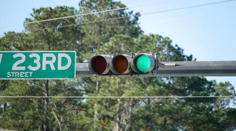 Green light at an intersection - North American traffic light Foto stock