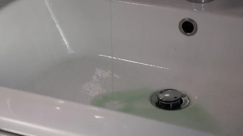 Green liquid on withe background. Video stock 124633178