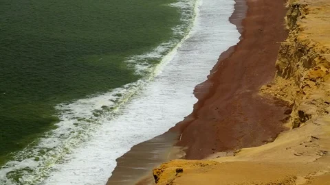 Green long waves, tide, multicolored shoreline, clay beach, white foamy water Stock-Footage 202591630