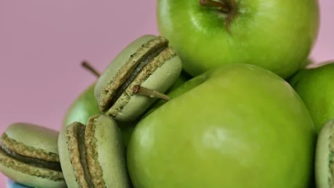 Green macaroons and green apples on a pink background. Stock Footage 291318031