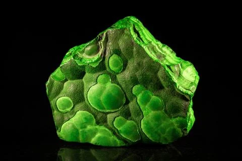 Green malachite in front of black 스톡 사진