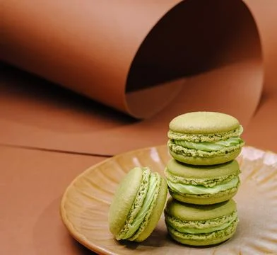 Green matcha macarons stack on ceramic plate 스톡 사진
