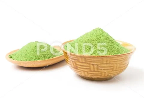 Green matcha tea powder in bowl white background Stock-Fotos