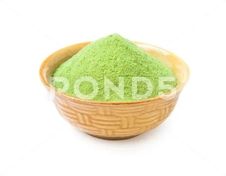 Green matcha tea powder in bowl isolated on white background with clipping pa Stock-Fotos