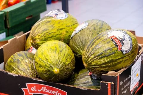 Green melon display in cardboard crate at market 写真素材