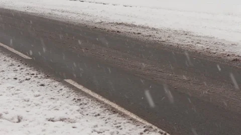 Green Mini Drives Through Slush in Snowy Conditions 库存影片 83275515