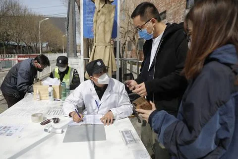 Green mobile phone code grants access to public places in Beijing, China - 01 Ap Foto stock