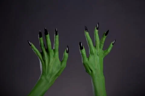Green monster hands with sharp black nails, body-art Foto stock