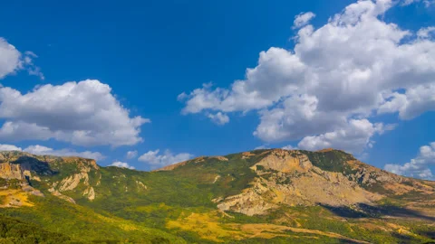 Green mountain chain at the evening time lapse scene Vídeos de archivo 311506958