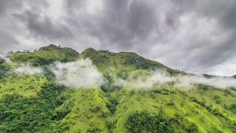 Green mountain with low clouds time lapse Vídeo Stock 122344450