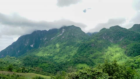 Green mountain with moving clouds, time lapse. Video stock 203912698