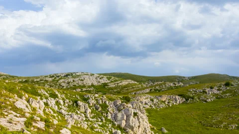 Green mountain ridge time lapse scene Vídeos de archivo 172343404