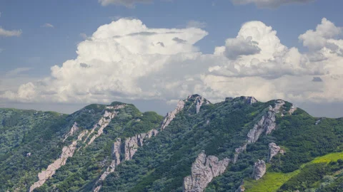 Green mountain ridge under cloudy sky, time lapse scene Vídeos de archivo 165349868