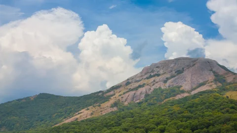 Green mountain valley in dense clouds and mist Video stock 337188425