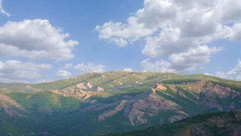 Green mountain valley under cloudy sky, travel time lapse scene Vídeos de archivo 155106908