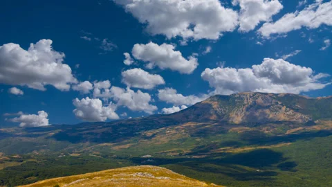 Green mountain valley under cloudy sky Vídeos de archivo 318617150