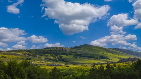 Green mountain valley under dense cloudy sky time lapse scene Vídeos de archivo 247169245