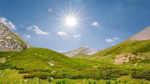 Green mountain valley under a sparkle sun 库存影片 338050941