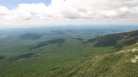 Green Mountains with Sunny Epic Clouds : Vermont Summer Stockbeeldmateriaal 107497484