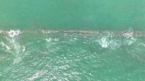 Green ocean water with row rocks Video stock 280133382