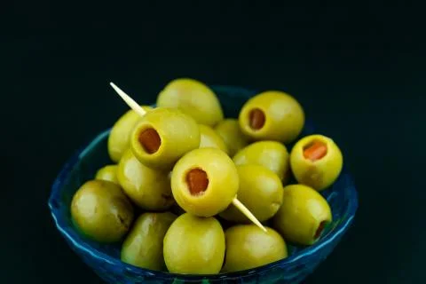 Green olive with red chilli pepper preserved in the little blue bowl Foto stock