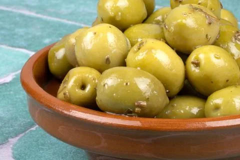 Green olives marinated in thyme Foto stock