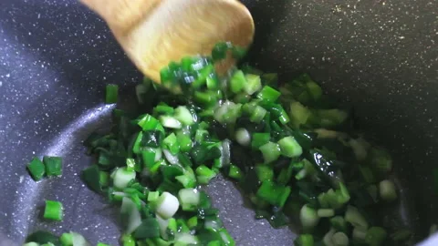 Green onion fried in deep pot Video stock 191617253